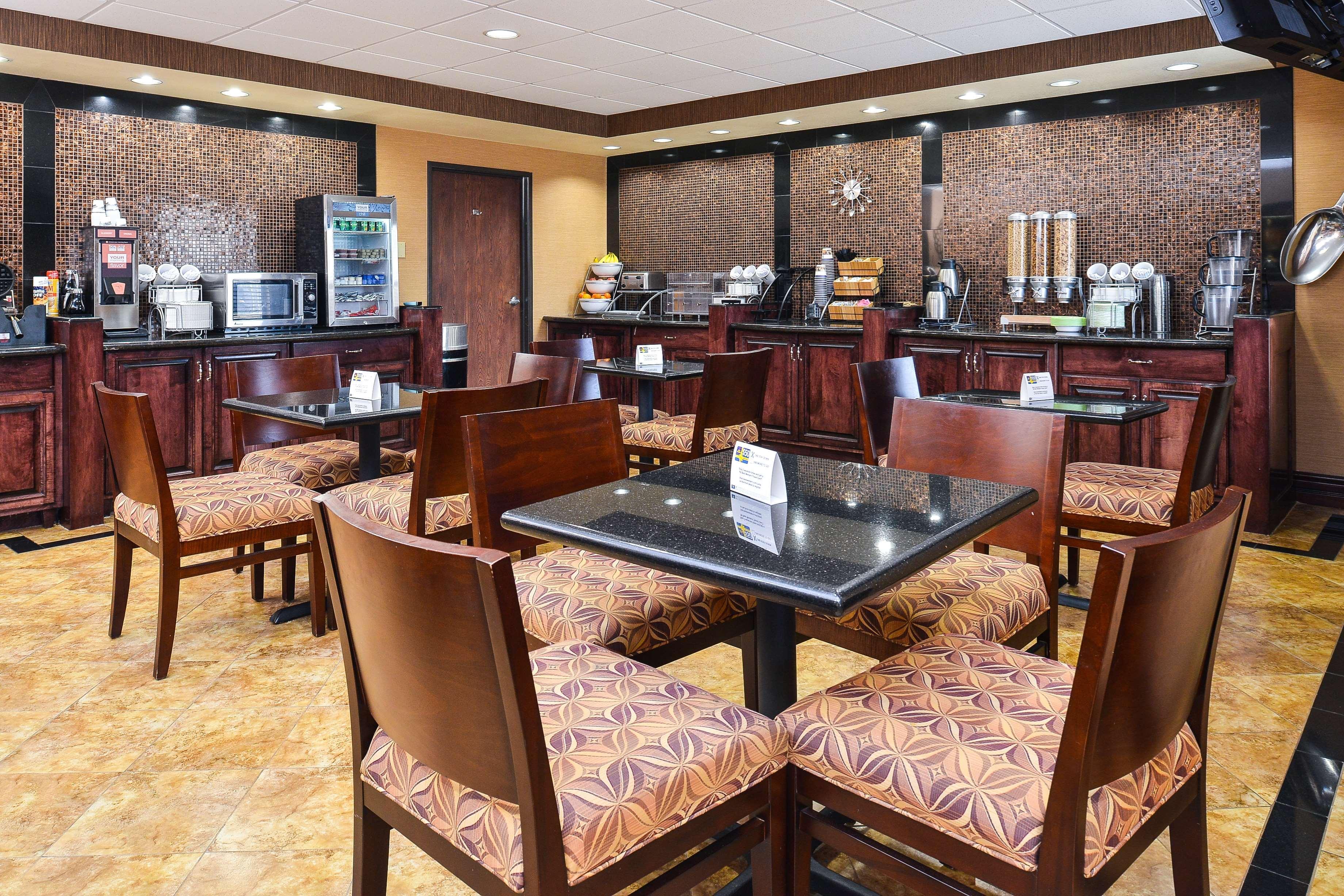 Best Western Plus Midwest Inn & Suites Salina Bagian luar foto